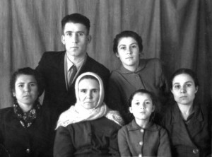 Абдураманова Ак-шерфе (в платке)1898г.р. справа от нее дочь Фатиме 1925г.р.со своей дочкой Айше,слева дочь Урие 1930г.р.сын Сейдамет 1933г.р.и дочь Джеврие 1940г.р.г